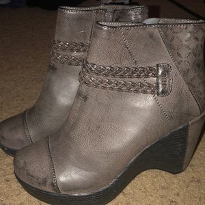 Super light comfortable JBU boots 💚